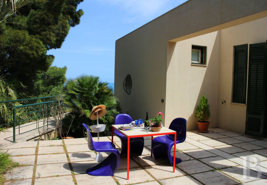 En Sicile, à l’est de Palerme, une maison d’inspiration moderniste en balcon sur la mer - photo  n°31